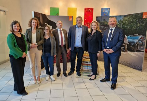 Gruppenfoto bei Ausstellungseröffnung