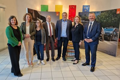Gruppenfoto bei Ausstellungseröffnung