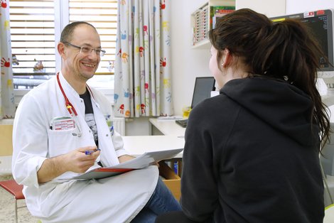 Prim. Dr. Gerhard Pöppl – Leiter der Abteilung für Kinder und Jugendheilkunde am PEK Kirchdorf im Gespräch mit einer Patientin