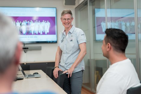 Ruth Bahmann in einem Meeting mit ihren KollegInnen