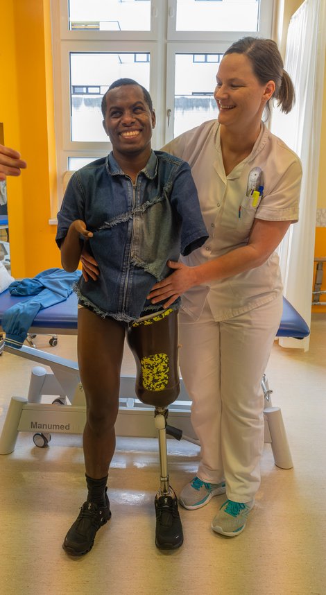 Biko und Physiotherapeutin Christa Thanhofer-Pilisch wagen vorsichtig die ersten Schritte.