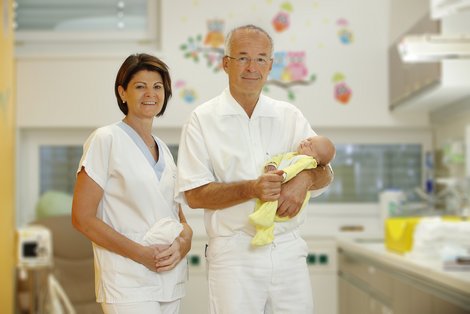 Prim. Dr. Thomas Puchner, Abteilungsleiter Gynäkologie und Geburtshilfe am Klinikum Schärding & DGKP Marieluise Kindermann, Stationsleitung