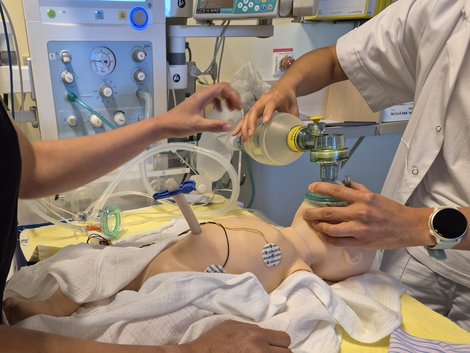 Simulations-Puppe wird beatmet