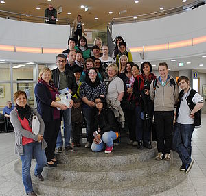 Gruppenfoto im Foyer des Klinikum