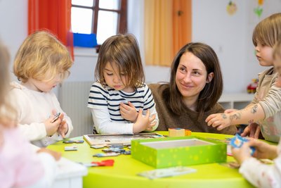 Betreuerin mit spielenden Kindern