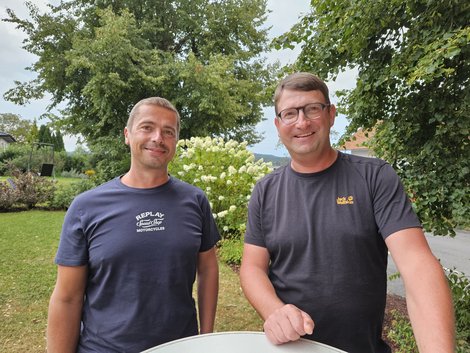  (v.l.n.r): Michael Koller und Manfred Lang waren eine der ersten Zivildiener am Klinikum Schärding. 