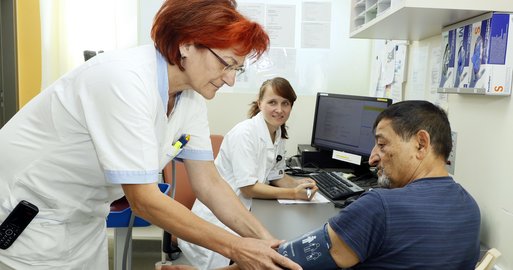 Gespräch Ärztin mit Patient