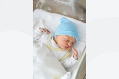 Baby mit blauer Haube