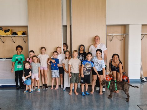 Sommerkinderbetreuung am Kepler Uniklinikum, Besuch von Therapiehund Pino