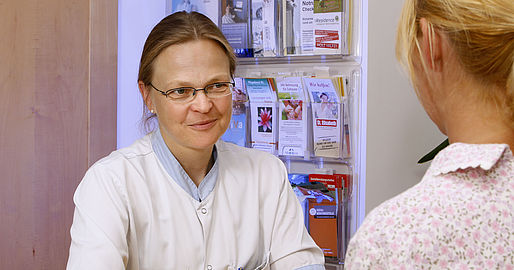 Mitarbeiterin der Überleitungspflege im Gespräche mit einer Angehörigen