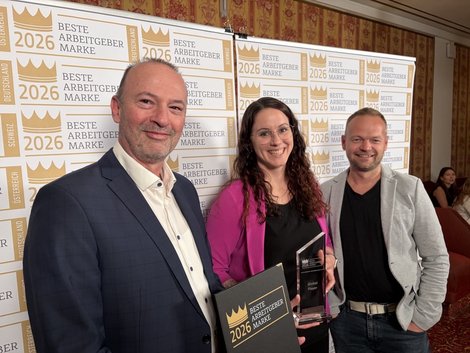 Heidlmair, Vierlinger und Pamminger mit dem Preis in der Hand