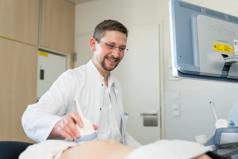 Prim. Degenhart beim Ultraschall einer Schwangeren