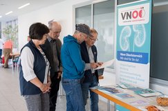 Eine Gruppe BesucherInnen informieren sich im Pyhrn-Eisenwurzen Klinikum über den Verein Niere Oberösterreich