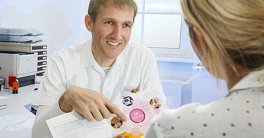Arzt im Gespräch mit einer Patientin
