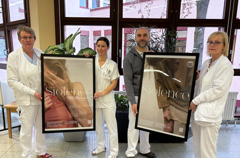 MitarbeiterInnen mit gerahmten Bildern in den Händen