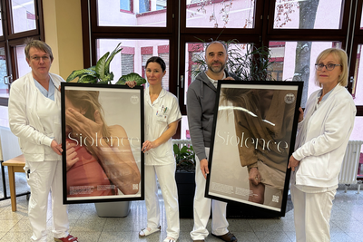 MitarbeiterInnen mit gerahmten Bildern in den Händen