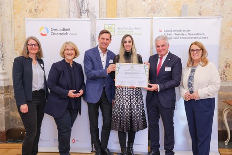 Gruppenfoto mit Auszeichnung