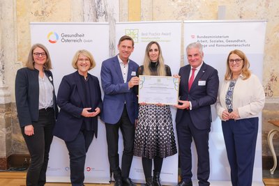 Gruppenfoto mit Auszeichnung