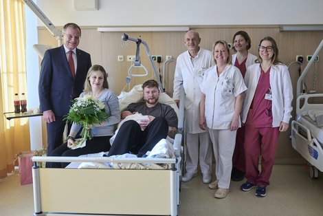 Landeshauptmann Thomas Stelzer mit den Eltern Jana und Leon und dem Team der Geburtenstation des Salzkammergut Klinikums Bad Ischl mit Oberarzt Dr. Jürgen Bleier, Doris Gschwandtner (Leitung Geburtenstation SK Bad Ischl) sowie den Hebammen Anne-Marie Neßmann und Emma Augustin (von links). 