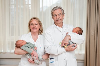 Gschwandtner und Baschata mit Babys im Arm