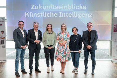 Gruppenfoto vor Leinwand