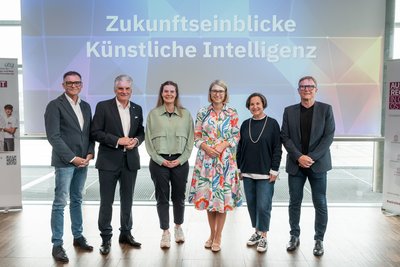 Gruppenfoto vor Leinwand