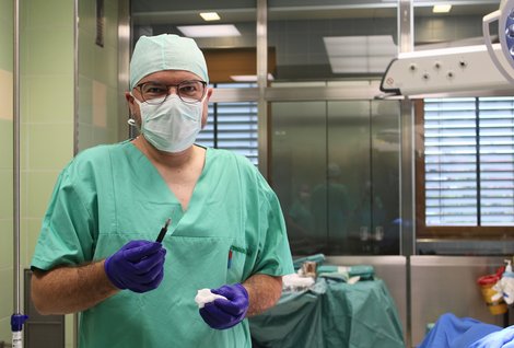 OA Dr. Peter Prötsch mit Farbstoff