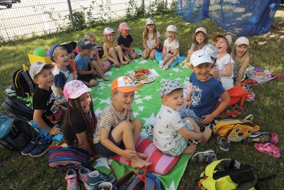 Kinder auf Picknickdecke