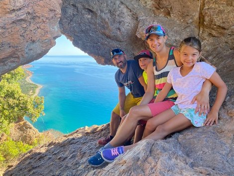 Foto von Pia Neundlinger und ihrer Familie auf einem Felsen, im Hintergrund ist das Meer