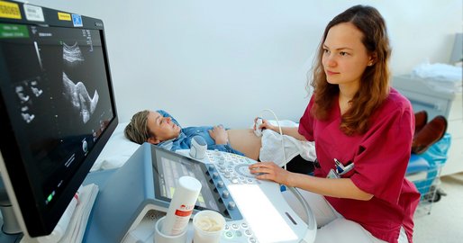Ärztin untersucht eine Patientin mit Ultraschall