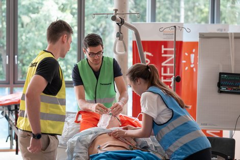 StudentInnen üben am Simulator