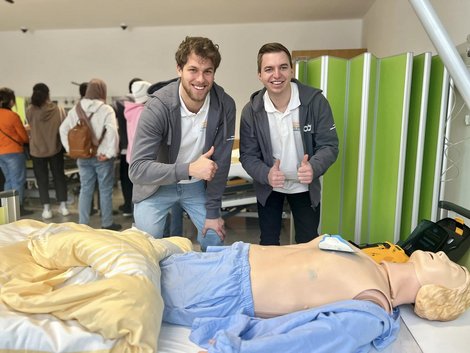 Zwei Auszubildende mit Simulationspuppe