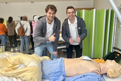 Zwei Auszubildende mit Simulationspuppe
