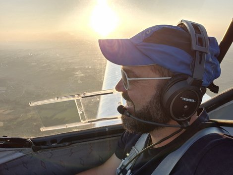 Stephan Famler im Cockpit eines Kleinflugzeugs während eines Flugs.