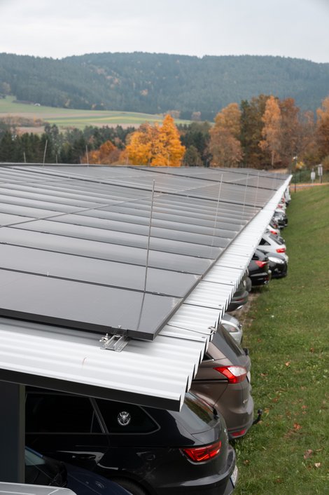 PV-Anlage auf der Überdachung von Parkplätzen