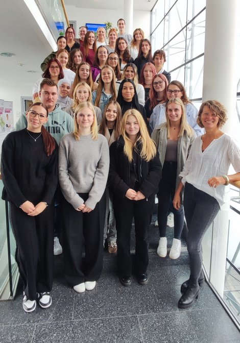 Gruppenfoto auf Treppe