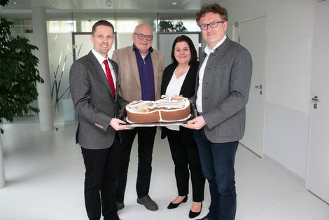 Gruppenfoto mit Torte