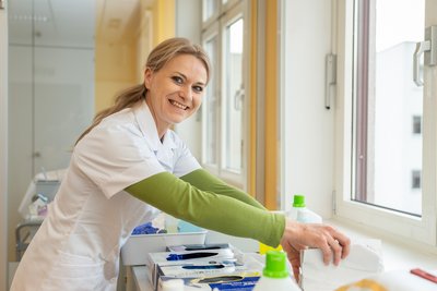 Auszubildende mit Pflegematerial