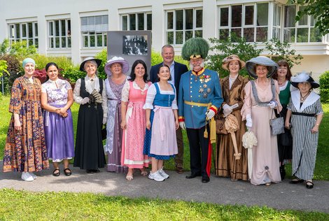 Gruppenfoto mit historischen Kostümen - unter anderem Kaiser Franz Josef