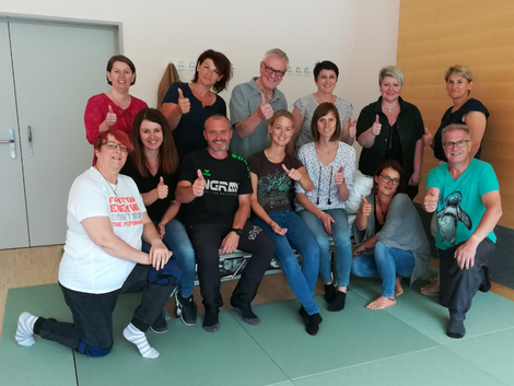 Susanne Massow mit MitarbeiterInnen bei einem Deeskalationstraining