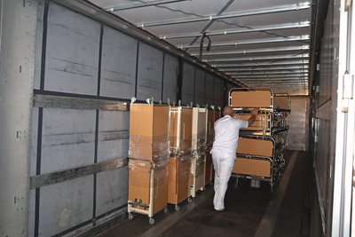 Die Betten werden in einen LKW aus Nordmazedonien verladen und gehen auf die Reise