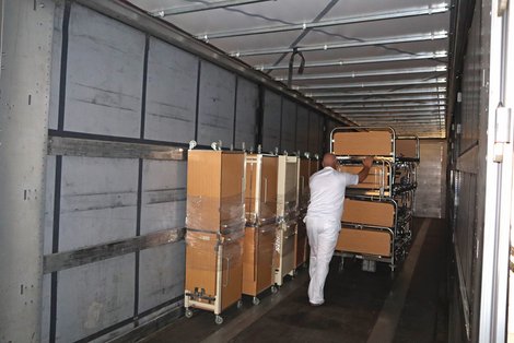 Die Betten werden in einen LKW aus Nordmazedonien verladen und gehen auf die Reise