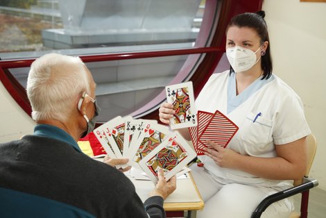 Demenz-Pflegeexpertin DGKPin Sandra Nimmervoll ist speziell geschult im Umgang mit demenzkranken Menschen.