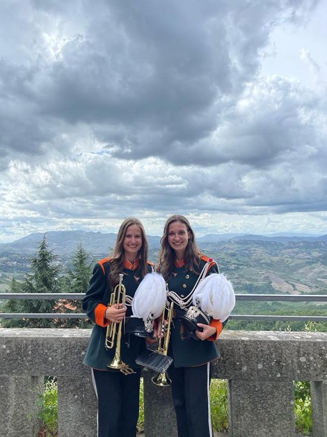 Eva-Maria mit einer Kollegin aus dem Musikverein-Haslach mit ihren Instrumenten in der Hand