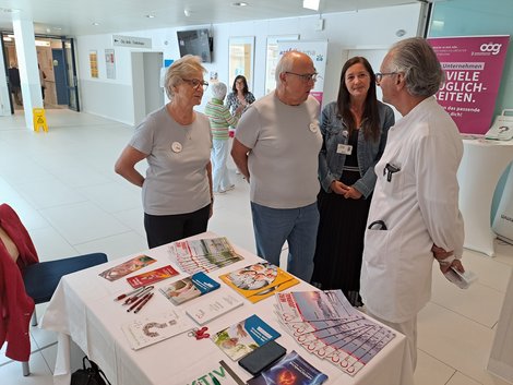 Personen lassen sich am Selbsthilfeaktionstag beraten.