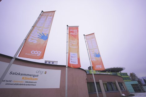 Gelbe Flaggen vor dem Salzkammergut Klinikum