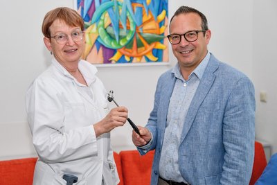 Prim. Dr. Eva Laich übergibt das „Zepter“ an Dr. med. Michael Guger, der die Abteilung für Neurologie am Pyhrn-Eisenwurzen Klinikum Steyr ab 1. August 2021 leitet.