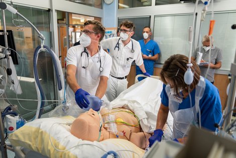 Die Med. Simulations- und Trainingszentrum OÖ GmbH, eine neue Tochtergesellschaft der OÖ Gesundheitsholding, bietet Simulationstrainings für Gesundheitsberufe an. Diese sind in der Aus- und Weiterbildung seit Jahren unerlässlich und bringt einen enormen Vorteil für die Sicherheit der PatientInnen.