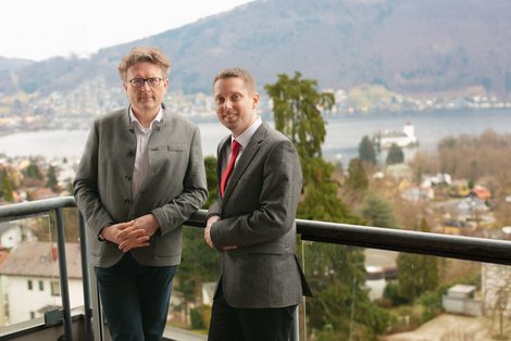 LPBZ Cumberland-Direktor Mag.(FH) David See und dem Kfm. Direktor des Salzkammergut Klinikums Mag. Johann Seethaler vor dem Traunsee