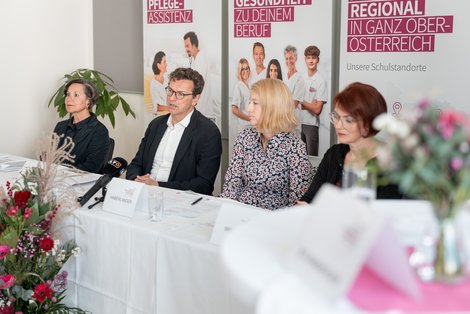 Bild 2: Gemeinsame Pressekonferenz mit Gesundheitsreferentin LH Stv.in Mag.a Christine Haberlander und v.l. Schuldirektorin Maria Ragl MSc, Mag. Dr. Franz Harnoncourt, Vorsitzender der Geschäftsführung der OÖG, sowie Mag.a Martina Bruckner, Leitung der Schulen in der OÖG